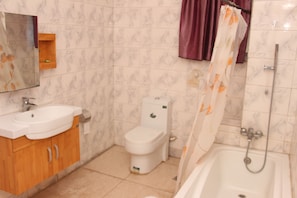 Kombinasi shower/bathtub, bathtub besar,  dan pancuran hujan