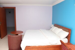 Executive Suite | Minibar, desk, free WiFi, bed sheets