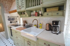 Monolocale | Angolo cottura privato | Frigorifero, forno, piano cottura, pentole/stoviglie/utensili