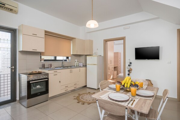 Family Apartment, 1 Bedroom, Sea View, Sea Facing | Private kitchen | Fridge, microwave, oven, stovetop