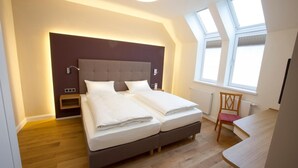 Une chambre moderne avec un grand lit, un bureau et une chaise.