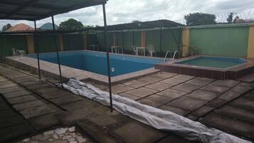 Kolam renang terbuka