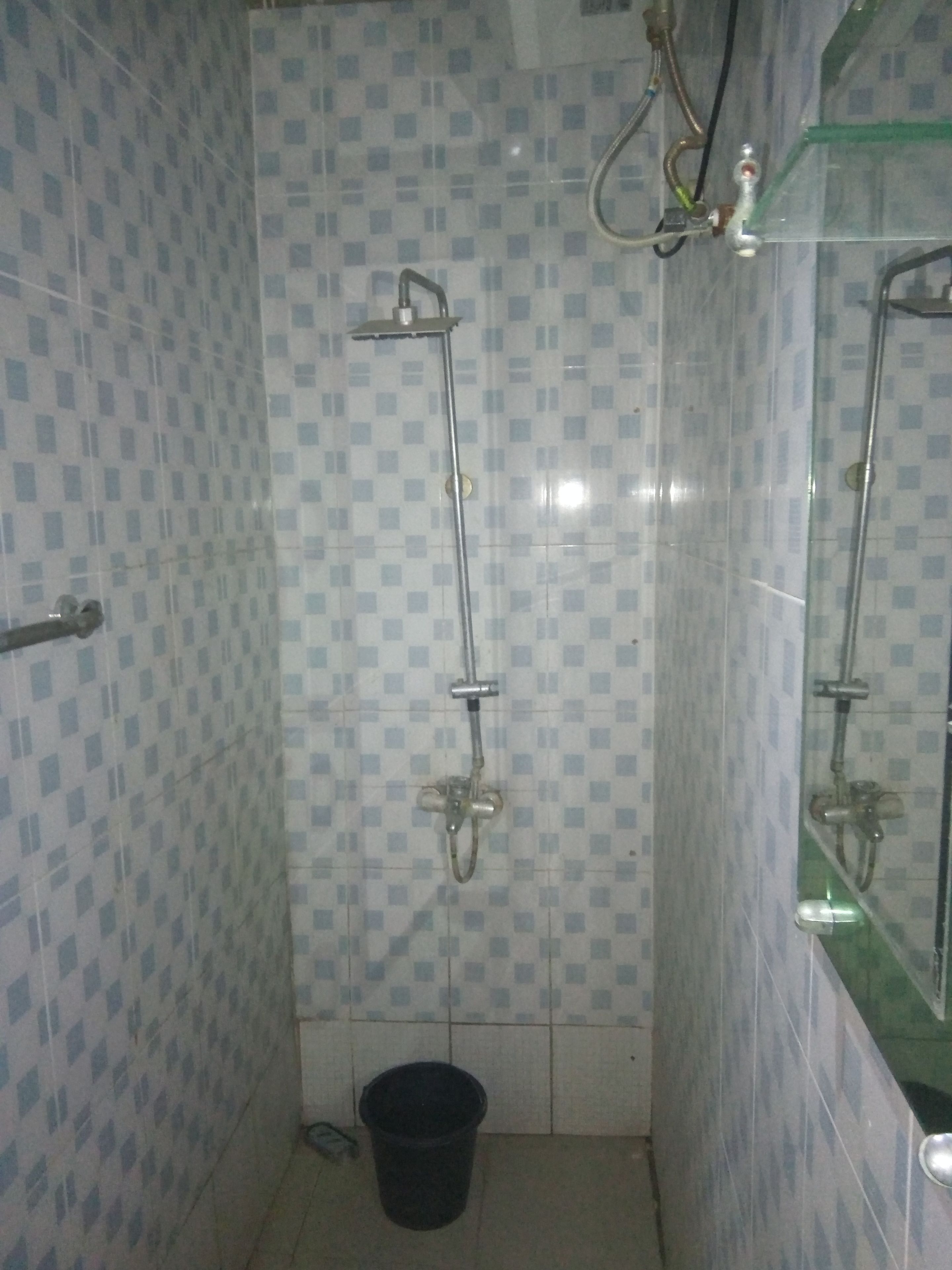 الدش داخل الحمام