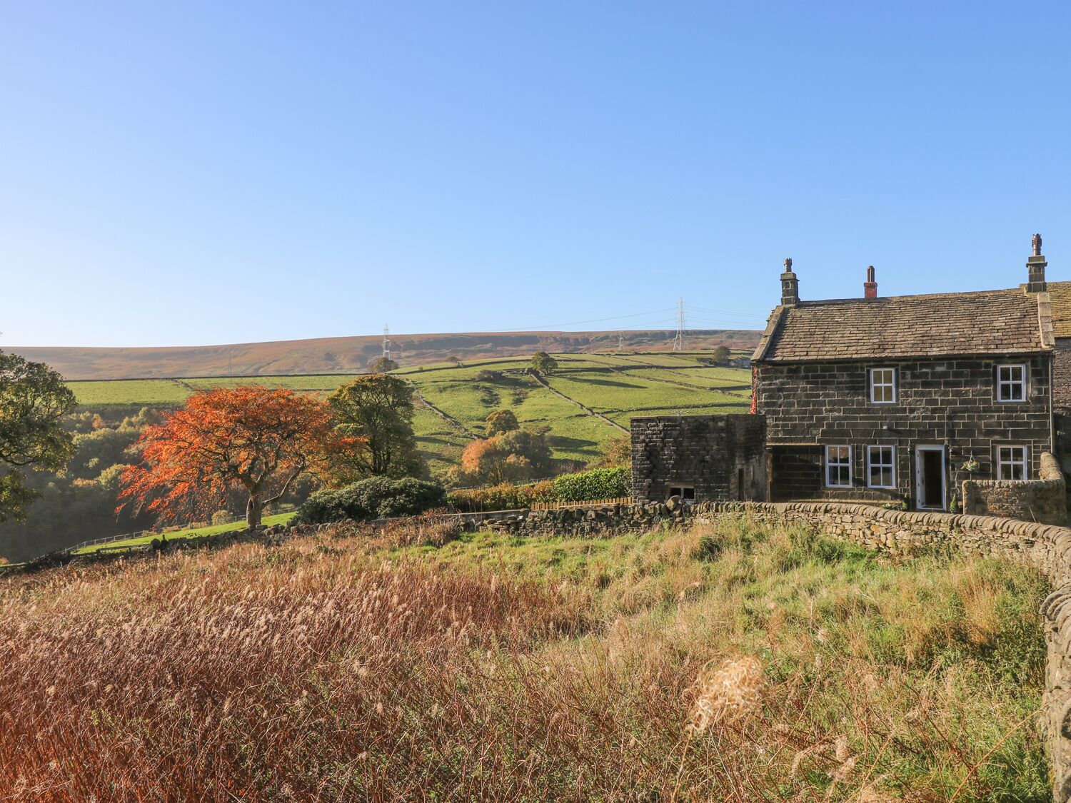 THE COTTAGE, BEESTON HALL, pet friendly, with hot tub in Ripponden