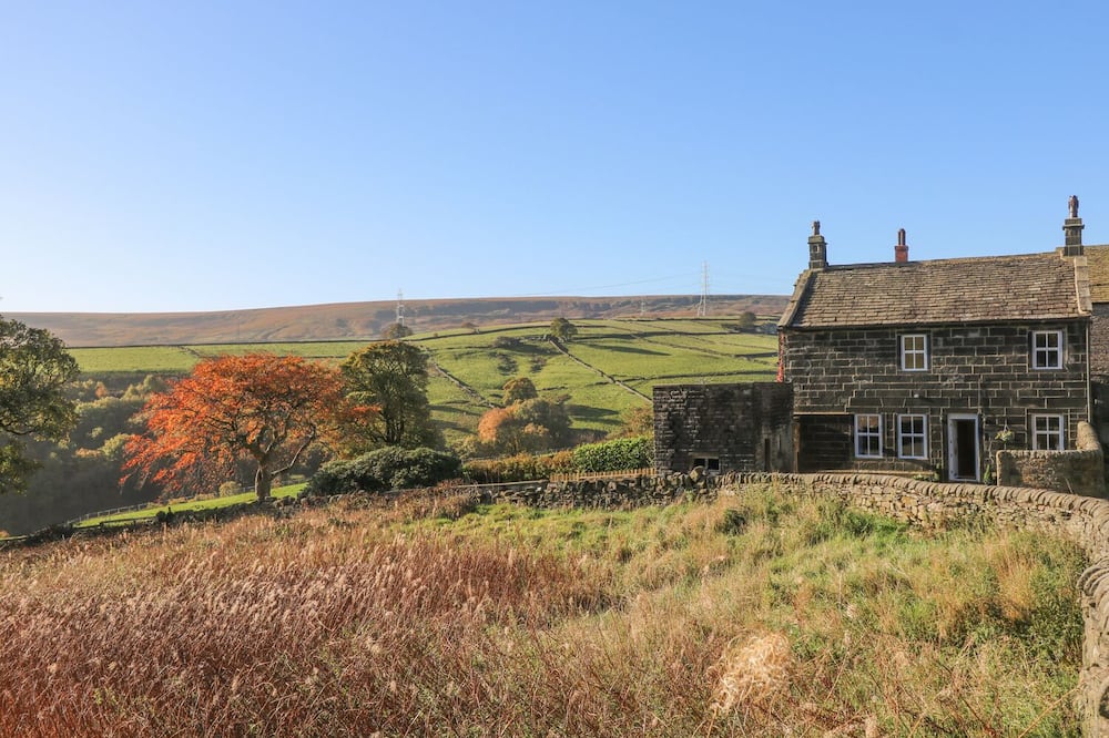THE COTTAGE, BEESTON HALL, pet friendly, with hot tub in Ripponden