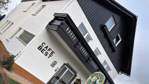 A building with a sign reading "CAFE BEST" and a logo for "Biergarten." - Cafe Best Gästezimmer (Erbach)