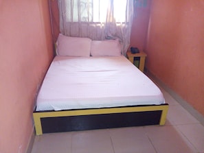 Minibar, desk