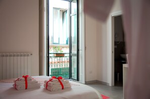 Down duvets, memory-foam beds, individually furnished, desk - Vietri 360 (Vietri sul Mare)