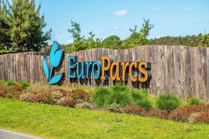 Ein Holzzaun mit dem Schriftzug 'EuroParcs' und einem Logo.