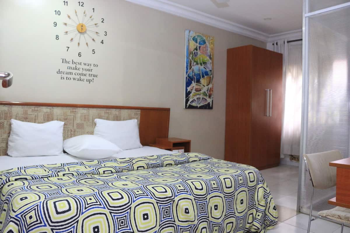 Executive Suite, 1 Queen Bed, Non Smoking | Desk, blackout drapes, rollaway beds, bed sheets