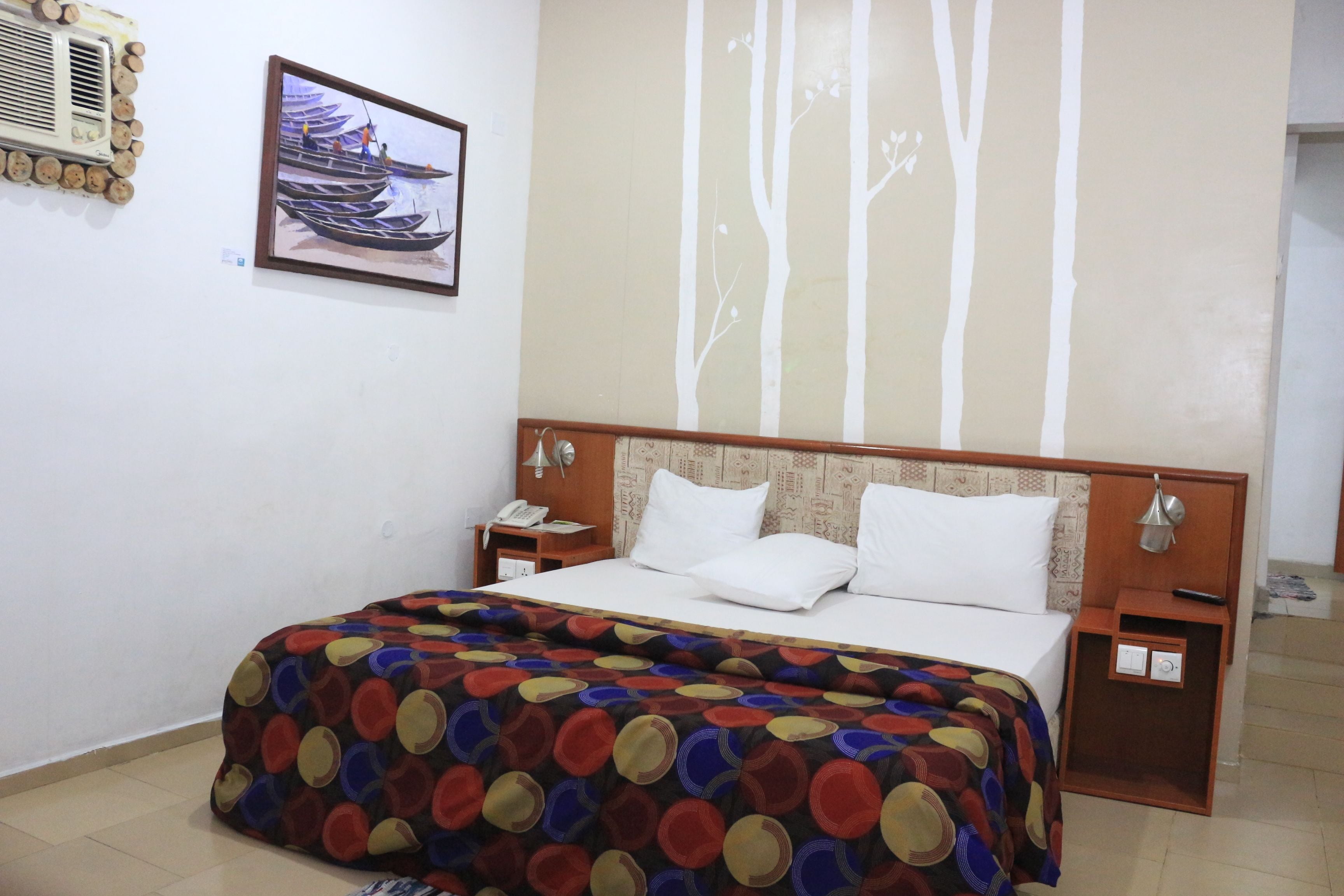 Escrivaninha, cortinas blackout, roupa de cama