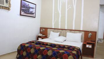 Escrivaninha, cortinas blackout, roupa de cama
