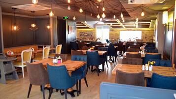 Café da manhã com buffet grátis todos os dias