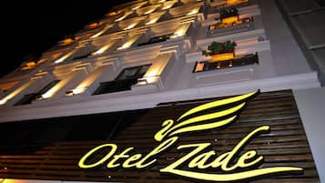 Fachada da propriedade à noite