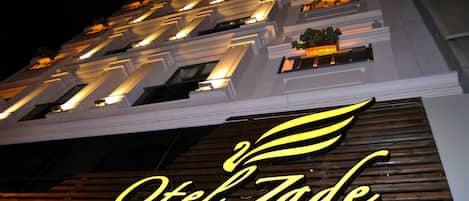 Vista frontal de la propiedad por la tarde o noche