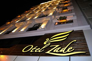 Fachada de la propiedad por la tarde o noche