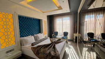 Quarto casal superluxo, vista para a cidade | Roupas de cama premium, camas Select Comfort, frigobar