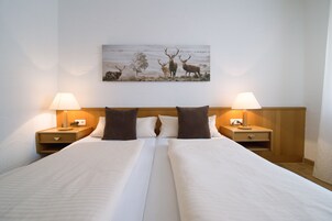 Double Room | Desk, free WiFi, bed sheets
