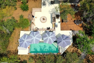 Una piscina al aire libre, tumbonas