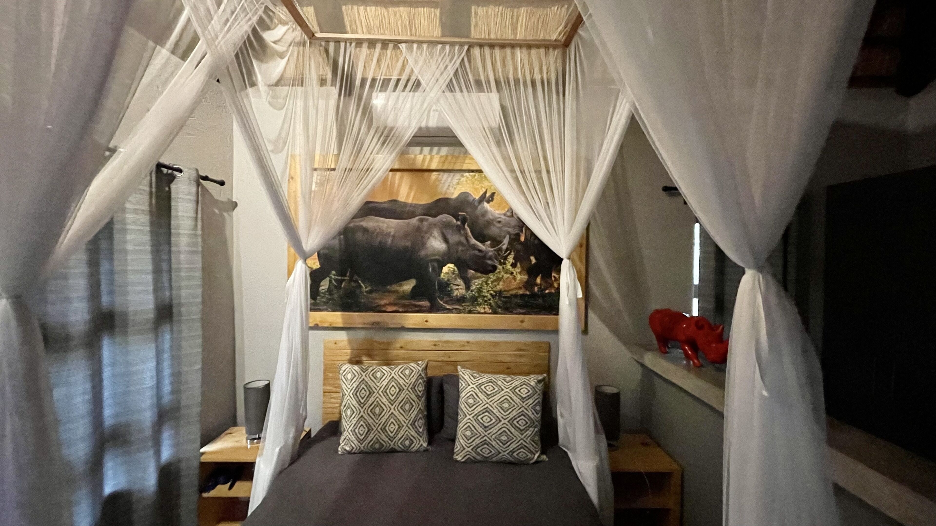 1 ห้องนอน, เครื่องนอนระดับพรีเมียม, เตียงพร้อมฟูกเสริมที่นอน, มินิบาร์