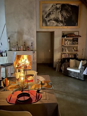 Flat-screen TV, toys - Lindiwe Safari Lodge (Hoedspruit)