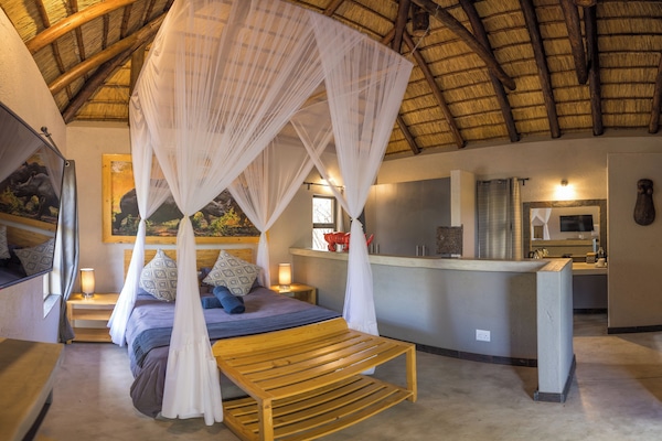 Deluxe Suite, 1 Bedroom | 1 bedroom, premium bedding, pillowtop beds, minibar