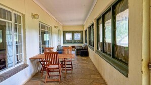 5 bedrooms - Mokha Guest House (Hammanskraal)