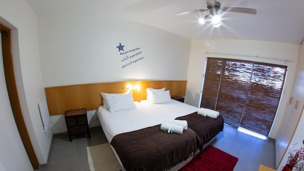 2 chambres, bureau, fer et planche à repasser, accès au Wi-Fi (inclus)