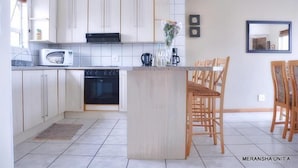 Réfrigérateur grande capacité avec congélateur, four à micro-ondes