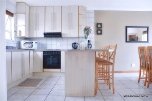 Grand réfrigérateur, micro-ondes, four