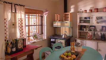 Refrigerador con freezer, microondas, horno, placa de cocina