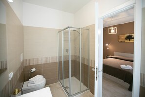 Design Double or Twin Room, Courtyard View | Bathroom | Shower, free toiletries, hair dryer, bidet - Le Rime (Arezzo)