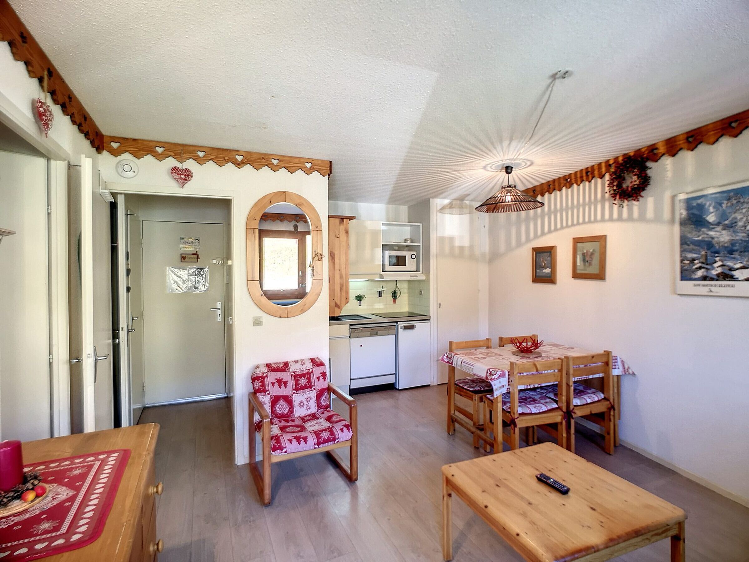 Un ambiente compatto con angolo ristoro, cucina e una piccola zona salotto.
