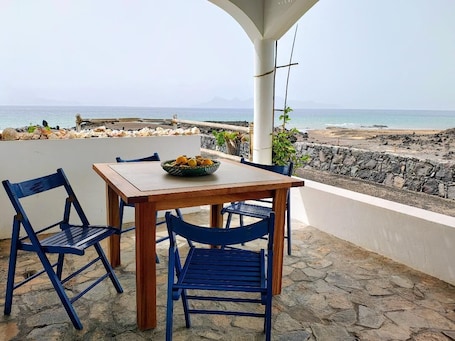 Outdoor dining. APARTMENT 50 M2 SEA VIEW AND MOUNTAIN A 80 M FROM THE BEACH