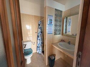 Serviettes fournies, papier toilette