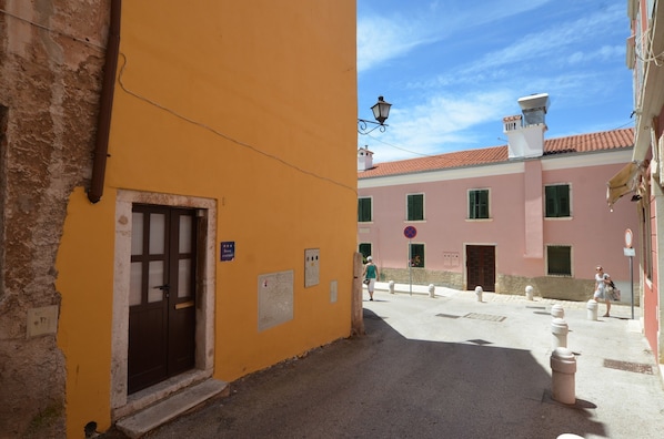 Vista frontal de la propiedad