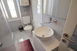 Departamento, vista al mar | Baño | Regadera y toallas