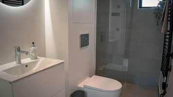 Comfort cottage | Badkamer | Een douche, gratis toiletartikelen, handdoeken