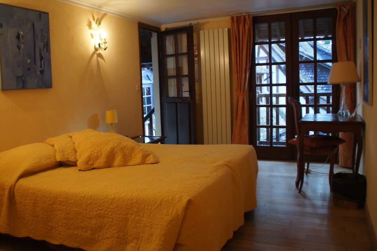 Standard Double Room (Menestrel) | Iron/ironing board, free cots/infant beds, free WiFi, bed sheets