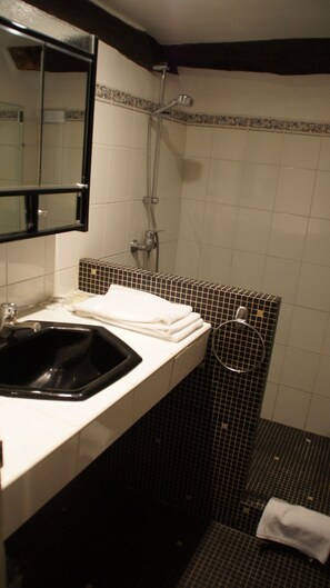 Standard Triple Room (Echanson) | Bathroom - Le Moulin d'Andé (Ande)