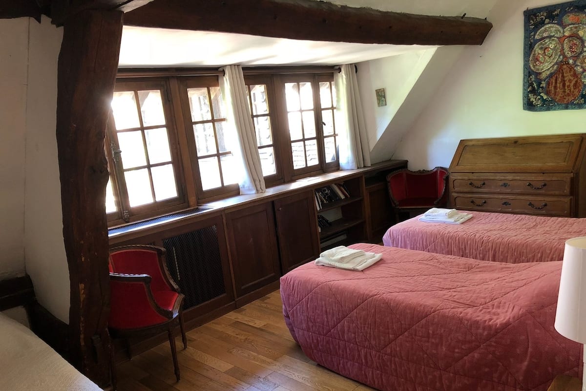 Standard Triple Room (Troubadour) | Iron/ironing board, free cots/infant beds, free WiFi, bed sheets