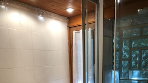 Quarto triplo standard (Troubadour) | Banheiro | Chuveiro, chuveiro com efeito de chuva, produtos de toalete grátis 