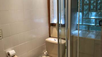 Kamar Triple Standar (Troubadour) | Kamar mandi | Shower, pancuran hujan, perlengkapan mandi gratis, dan pengering rambut