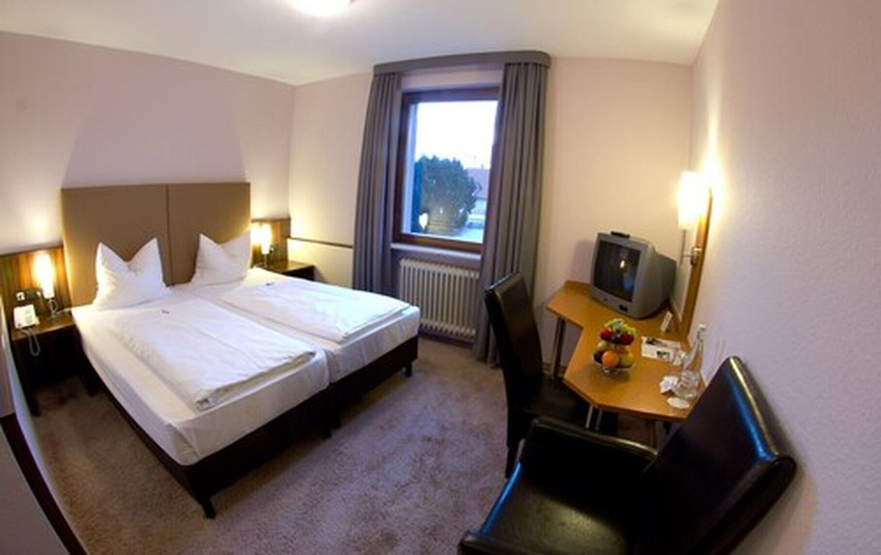 Desk, soundproofing, travel crib, free WiFi