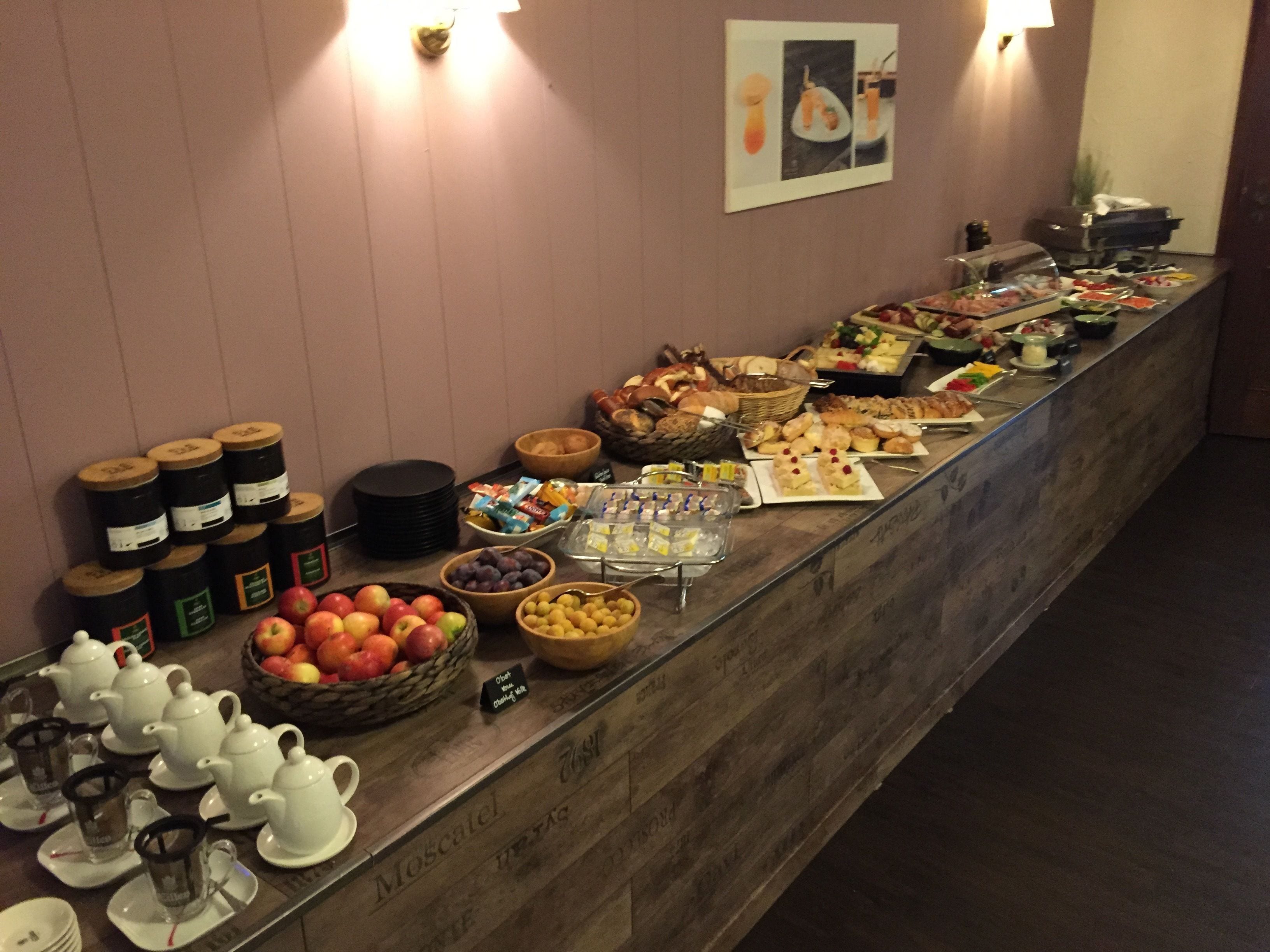 Ein Buffet mit verschiedenen Speisen und Beilagen.