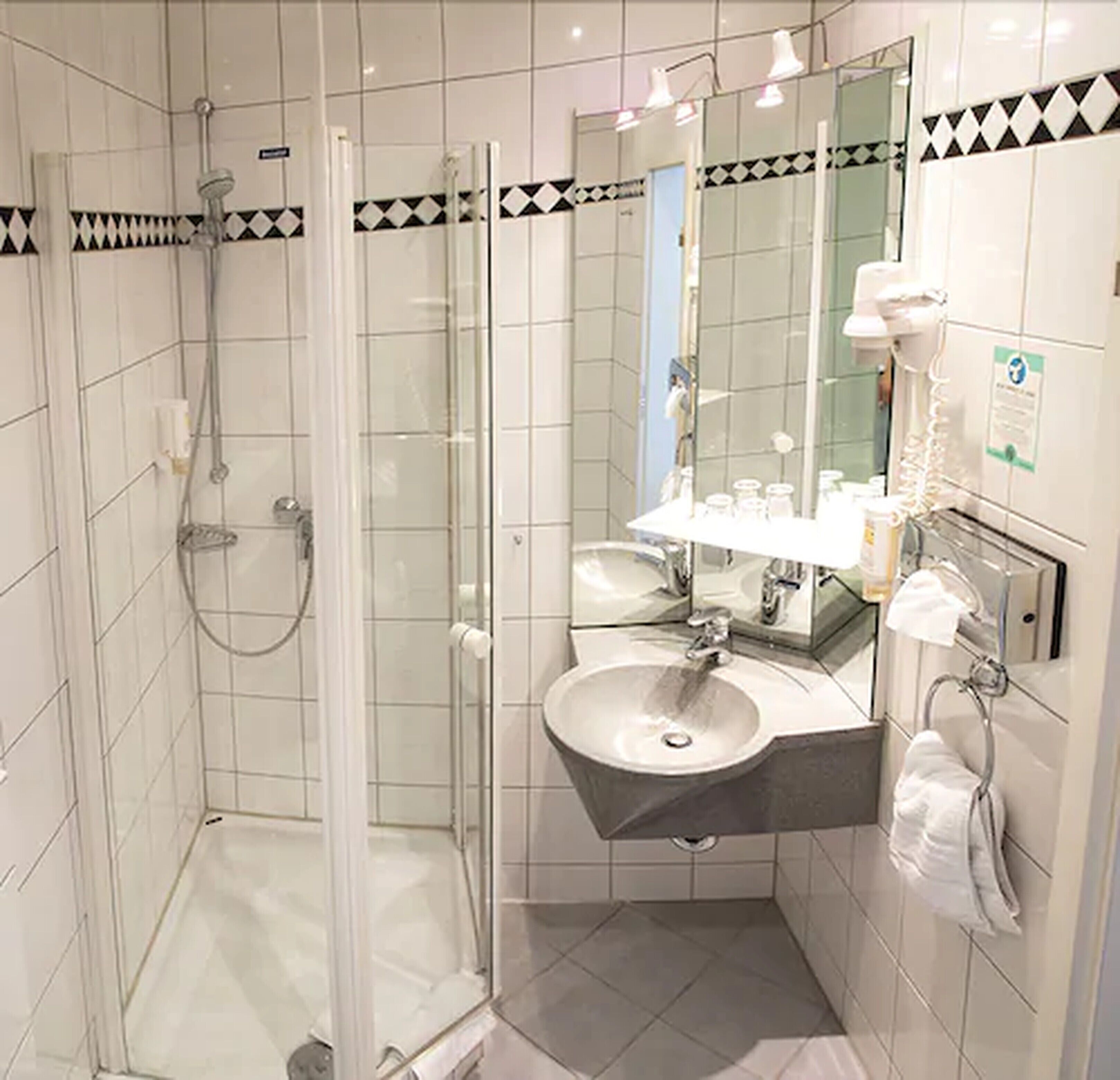 Standard Double Room | Bathroom | Shower, hair dryer, towels