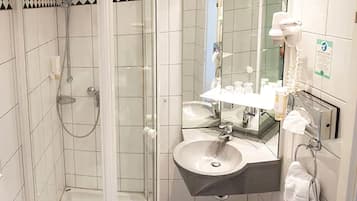 Quarto casal standard | Banheiro | Chuveiro, secador de cabelo, toalhas de banho