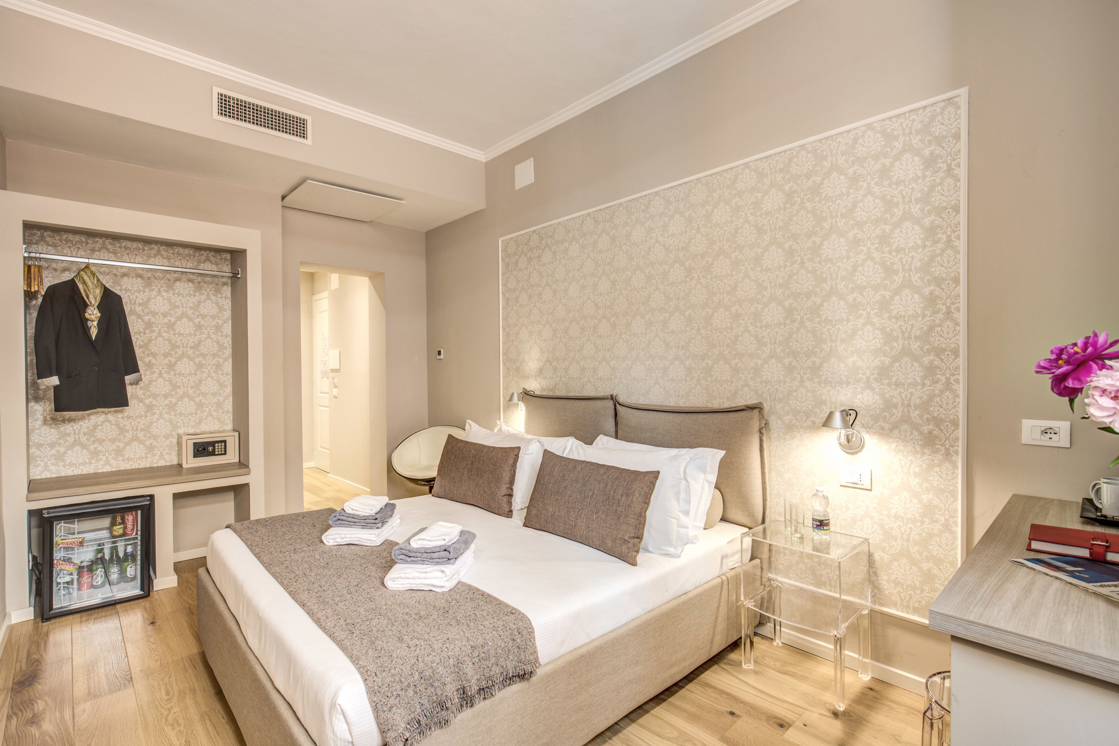 Habitación estándar doble | Caja fuerte, escritorio, cortinas opacas y sistema de insonorización