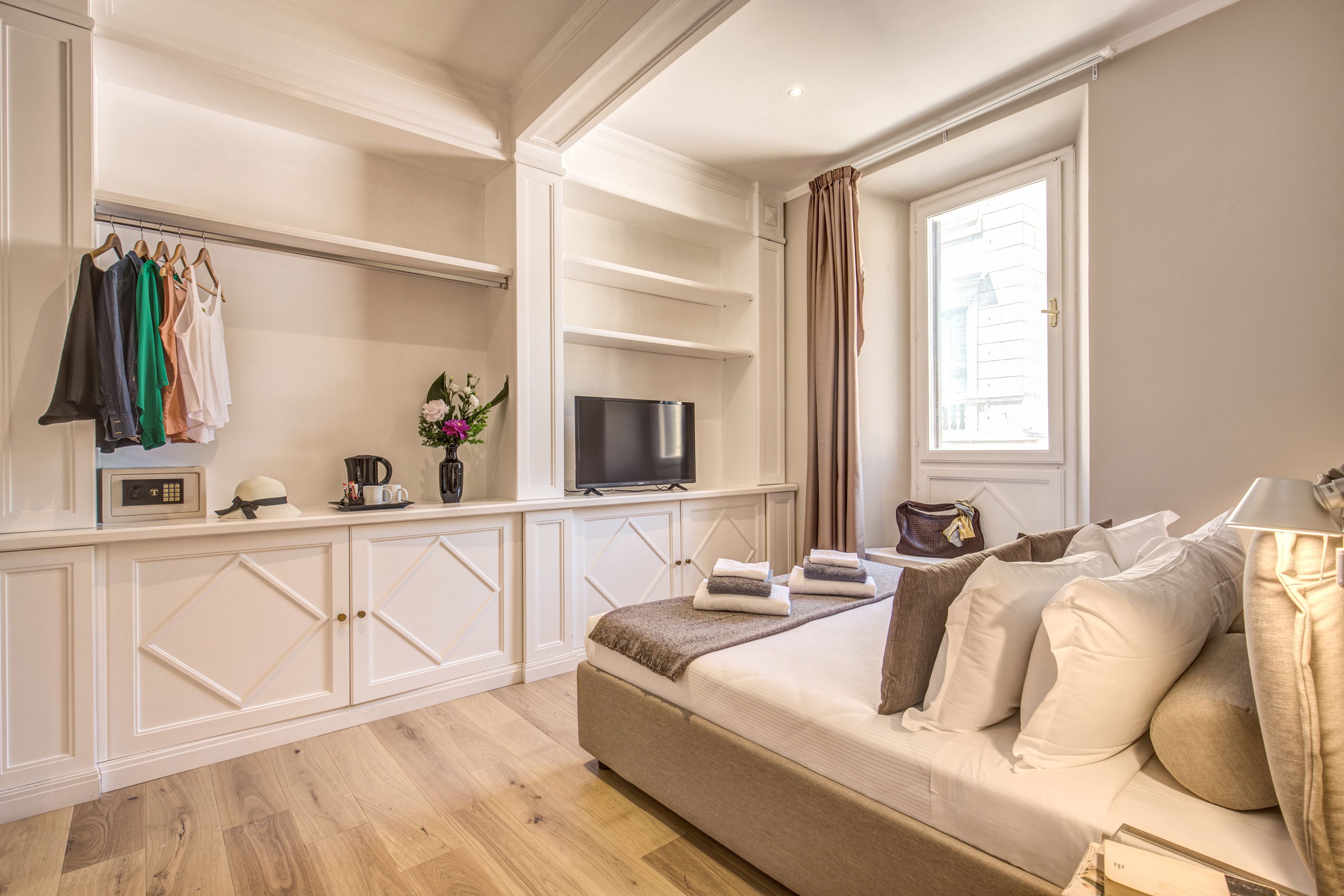 Doppia Standard | Una cassaforte in camera, una scrivania, tende oscuranti