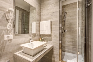 Superior-Doppelzimmer | Badezimmer | Dusche, Regendusche, Hausschuhe, Handtücher